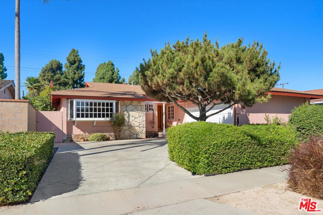 Property photo for 541 Silvera Ave, Long Beach, CA