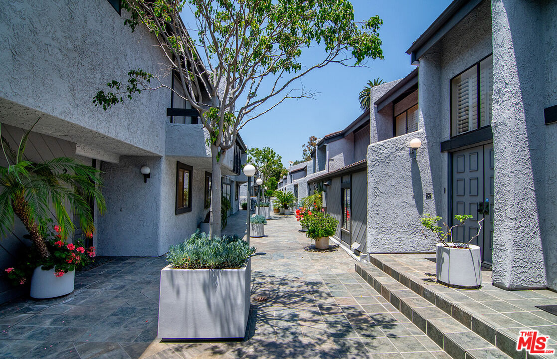 1925 S Beverly Glen Blvd, #39, Los Angeles, CA 90025 1925 S Beverly Glen Blvd, #39, Los Angeles, CA 90025