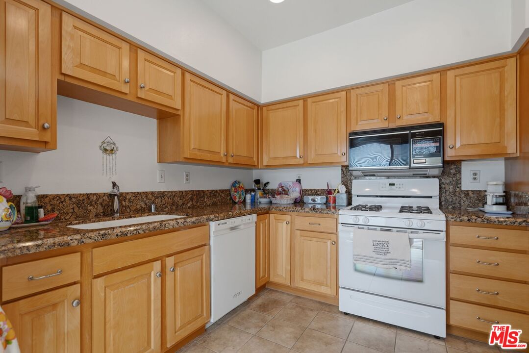 10866 Rose Ave, #203, Los Angeles, CA 90034 10866 Rose Ave, #203, Los Angeles, CA 90034