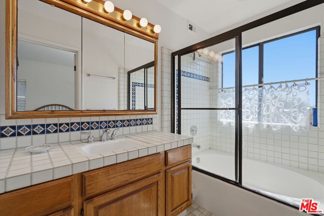 10866 Rose Ave, #203, Los Angeles, CA 90034 10866 Rose Ave, #203, Los Angeles, CA 90034