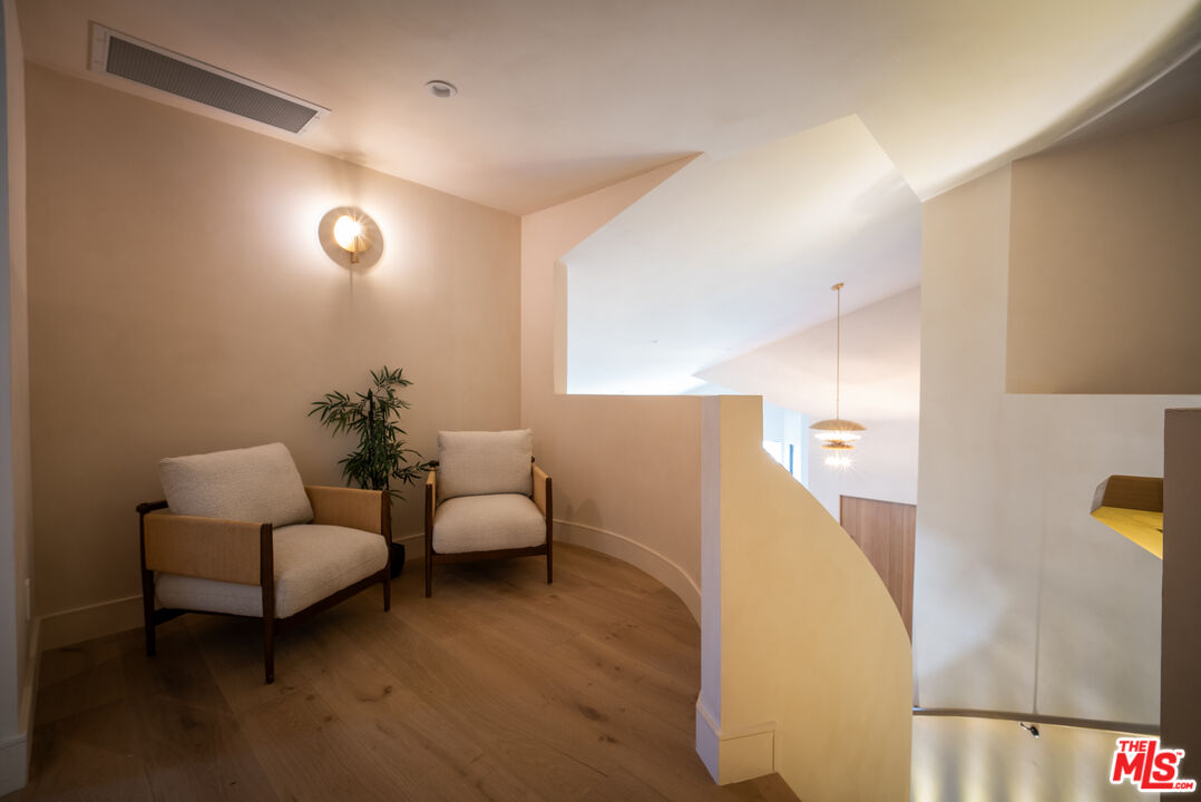 14807 Otsego St, Sherman Oaks, CA 91403