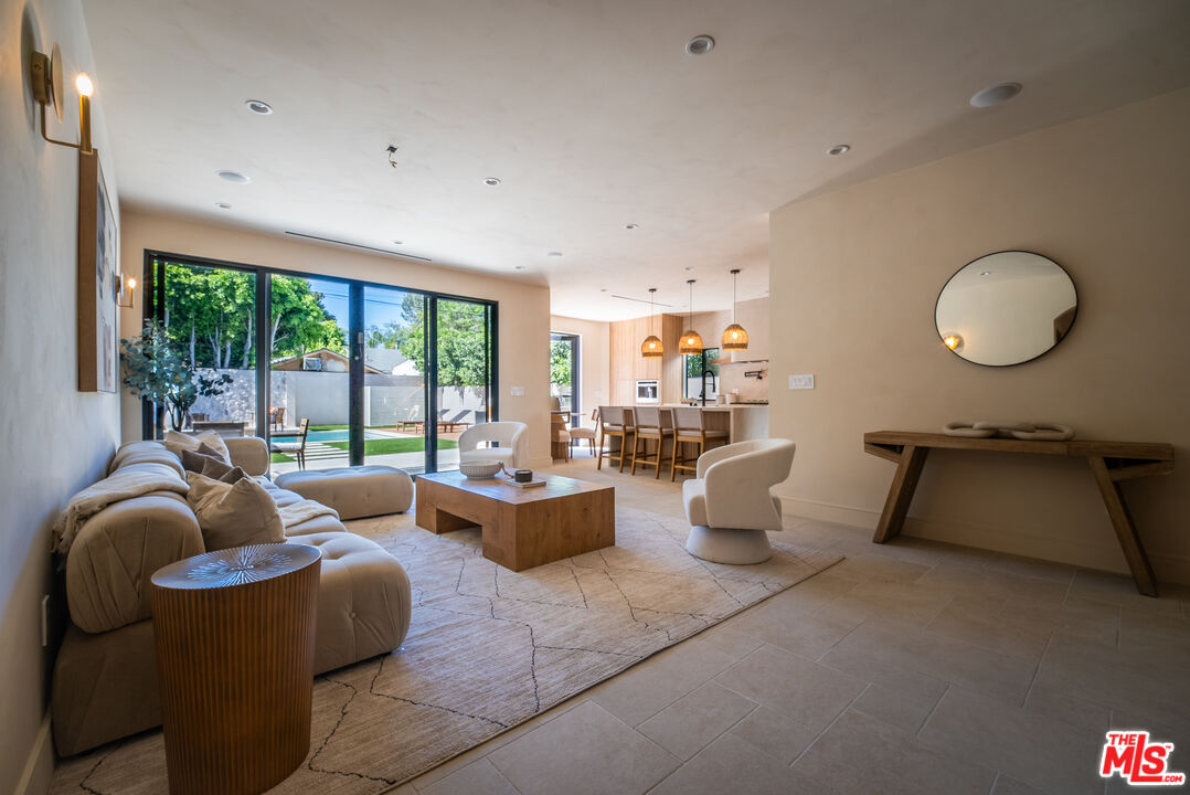14807 Otsego St, Sherman Oaks, CA 91403
