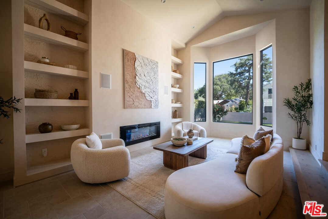 14807 Otsego St, Sherman Oaks, CA 91403