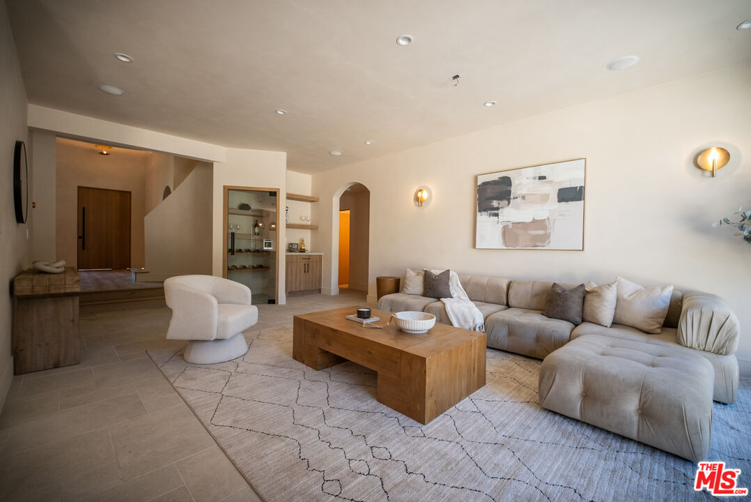 14807 Otsego St, Sherman Oaks, CA 91403