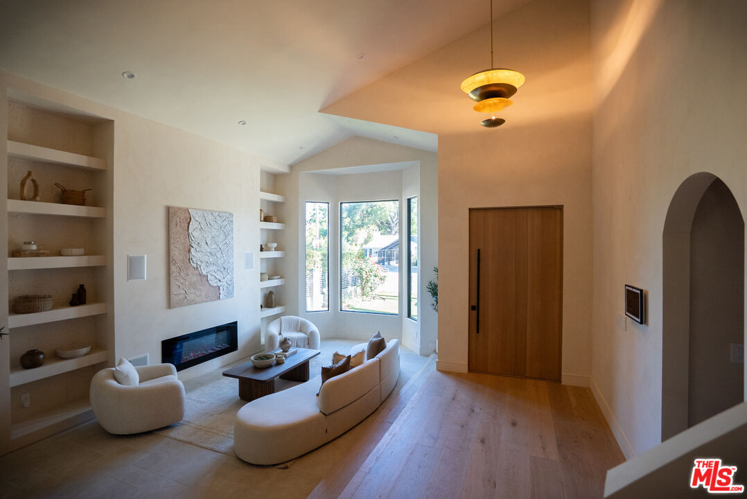 14807 Otsego St, Sherman Oaks, CA 91403