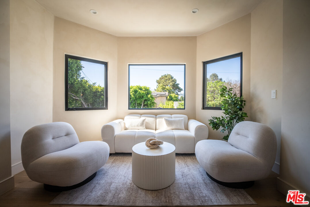 14807 Otsego St, Sherman Oaks, CA 91403