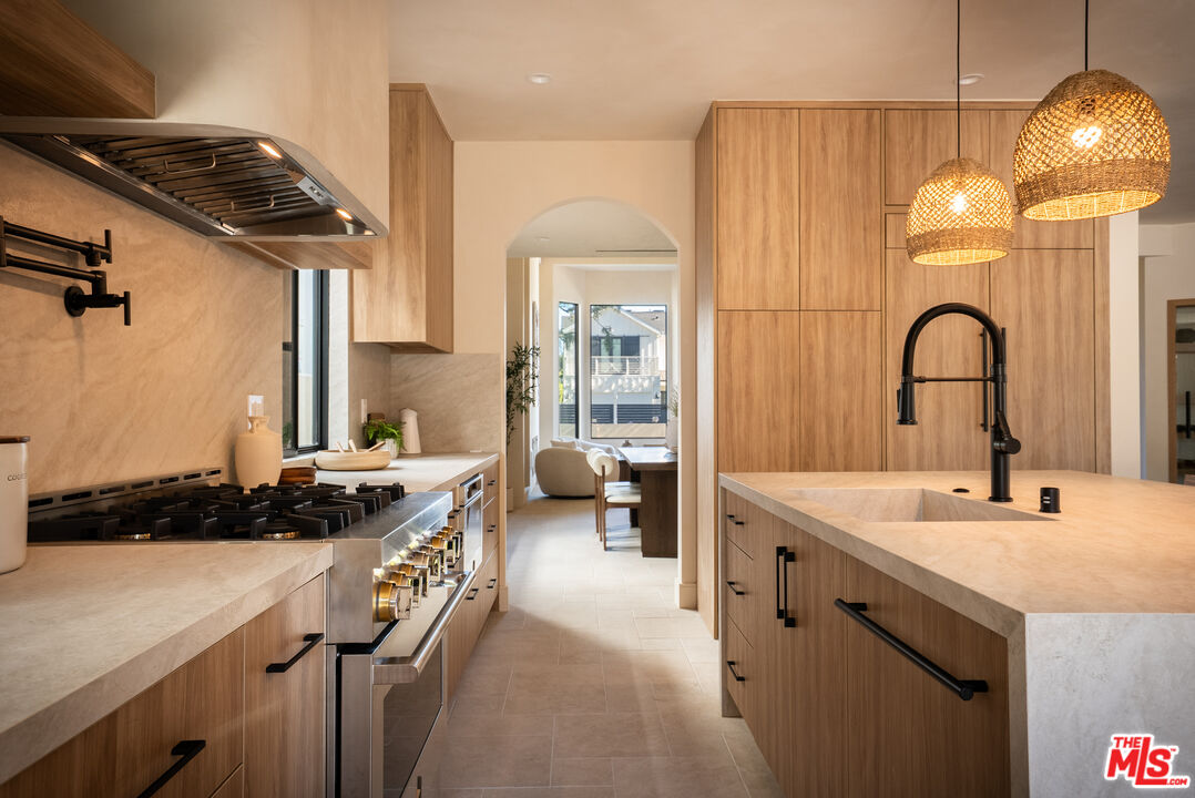 14807 Otsego St, Sherman Oaks, CA 91403