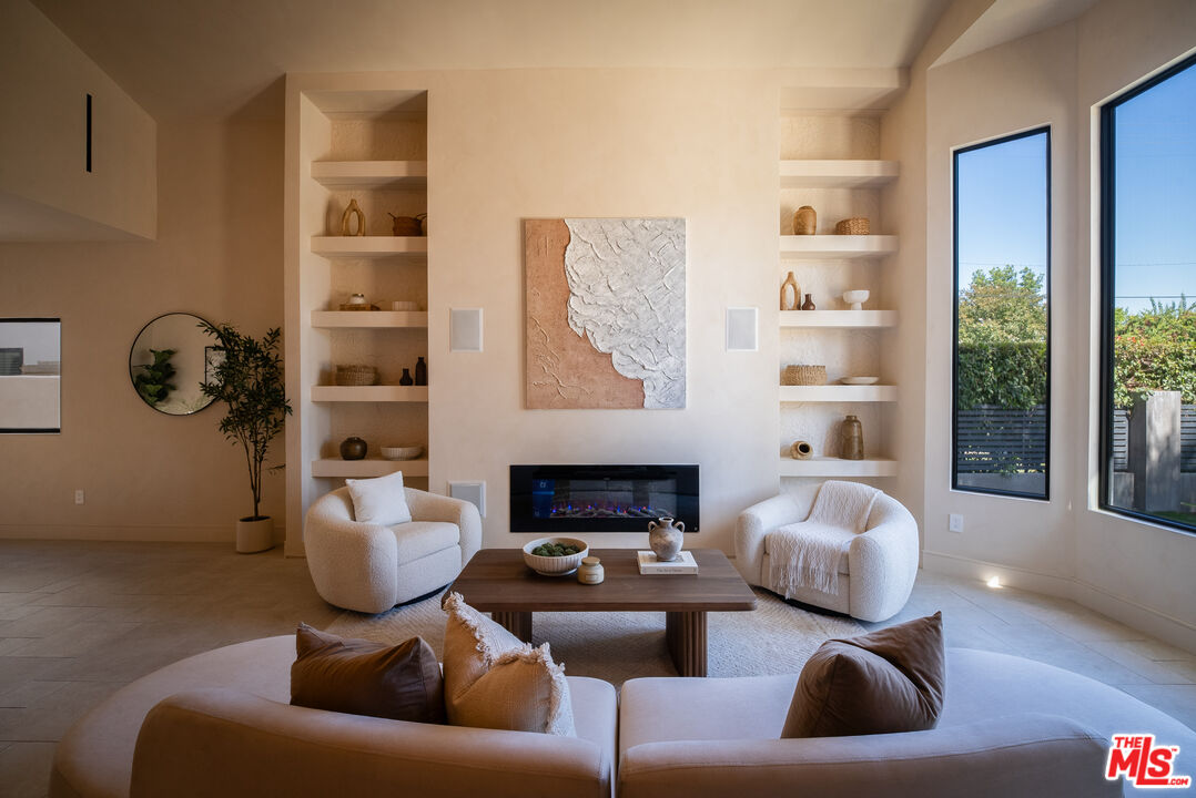 14807 Otsego St, Sherman Oaks, CA 91403