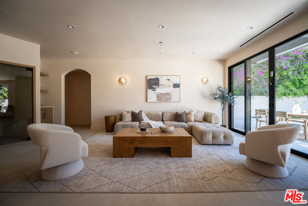14807 Otsego St, Sherman Oaks, CA 91403