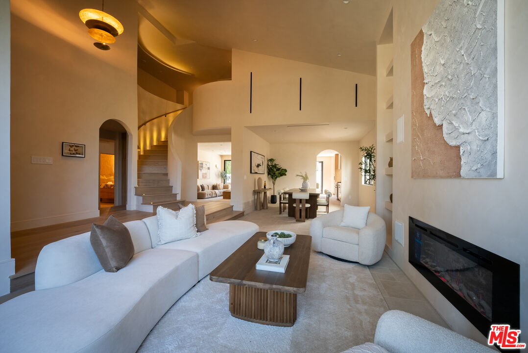 14807 Otsego St, Sherman Oaks, CA 91403