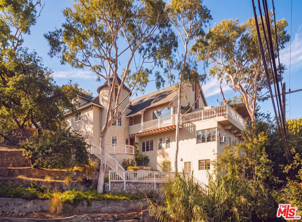Property photo for 2882 Belden Dr, Los Angeles, CA