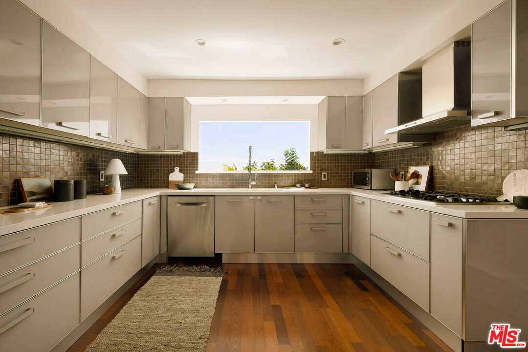 6350 Bryn Mawr Dr, Los Angeles, CA 90068
