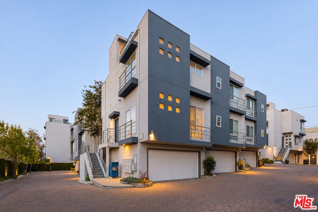 Property photo for 1098 Everett Pl, Los Angeles, CA