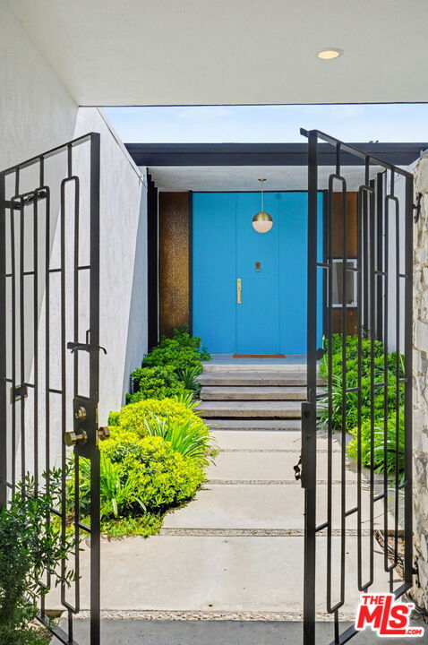 6110 Mary Ellen Ave, Van Nuys, CA 91401