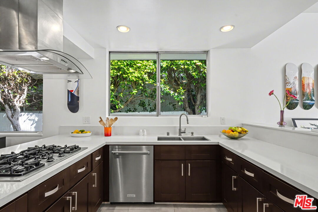 6110 Mary Ellen Ave, Van Nuys, CA 91401