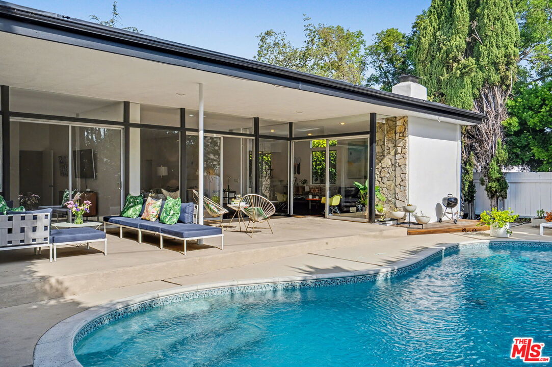 6110 Mary Ellen Ave, Van Nuys, CA 91401