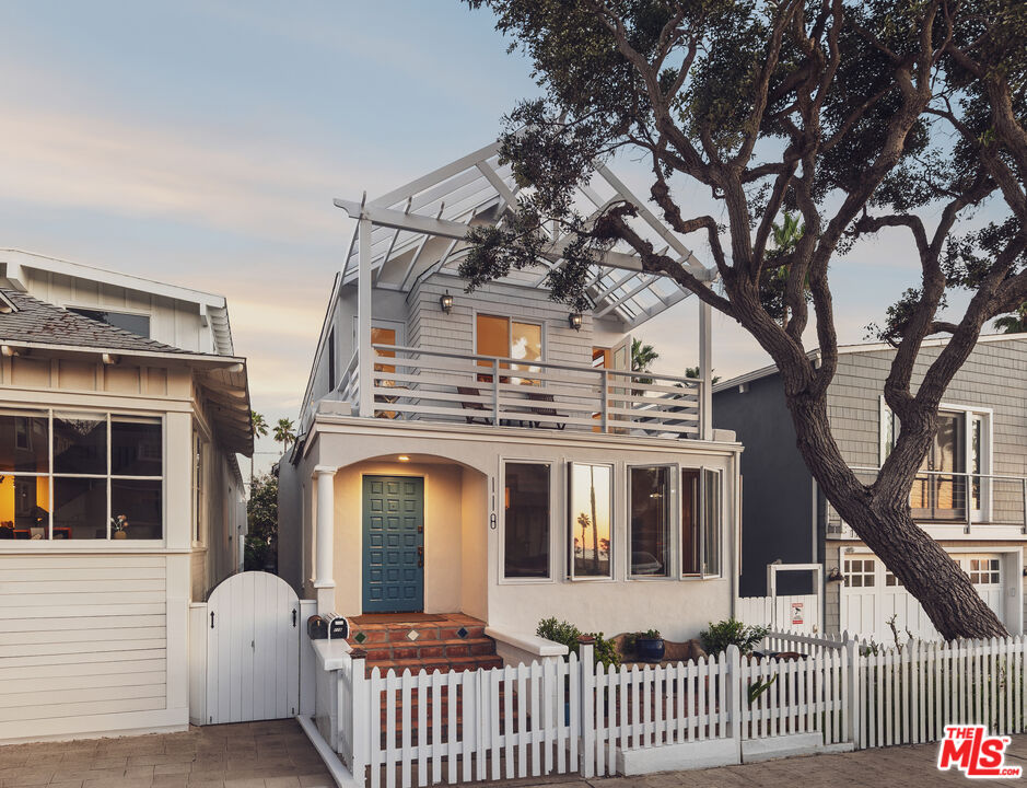 Property photo for 118 Fraser Ave, Santa Monica, CA
