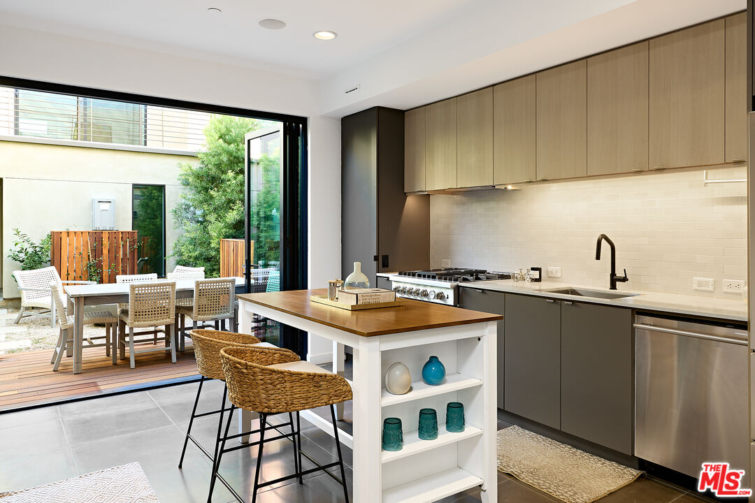 Property photo for 744 Brooks Ave, Venice, CA
